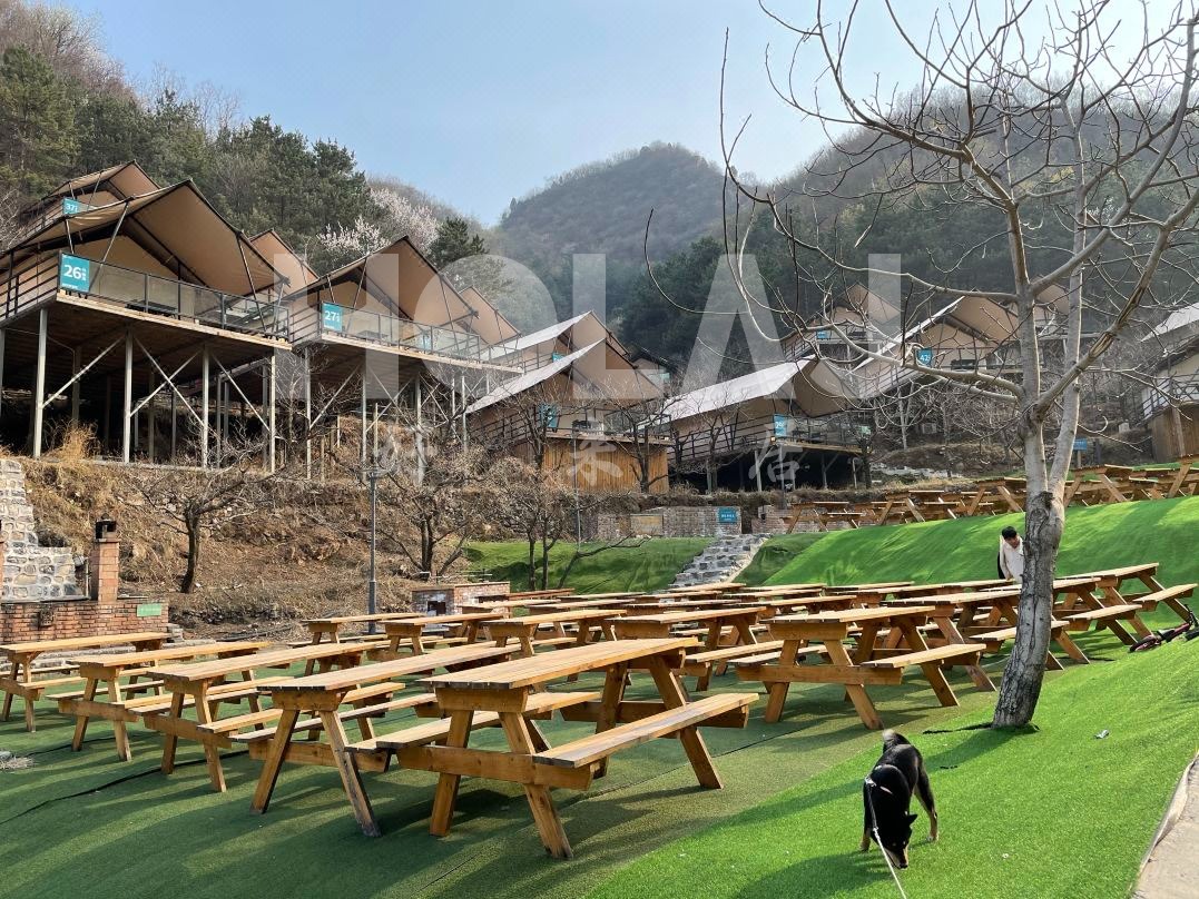 使用酒店帳篷開設(shè)露營風(fēng)咖啡店